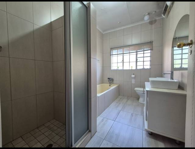 5 BEDROOM HOUSE FOR SALE IN VAN DER MERWES KROON